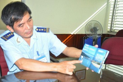 A copy of the tourist handbook published in China that was seized by customs at Da Nang International Airport (Photo: Laodong)